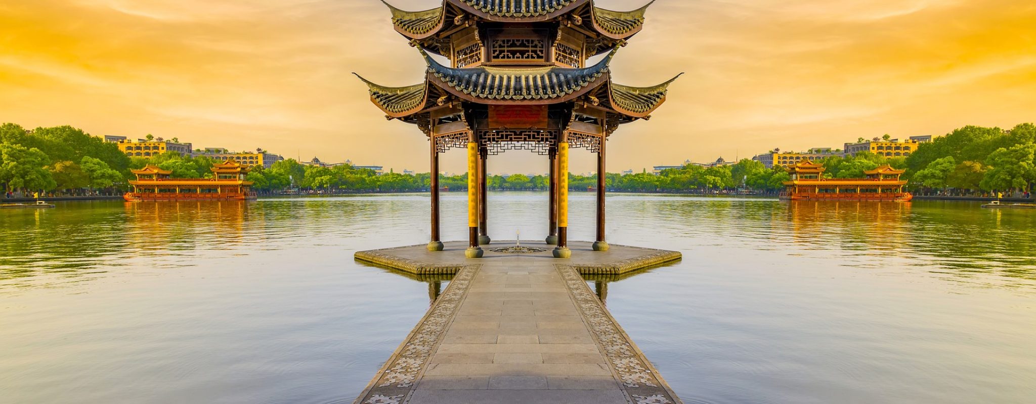 chinesischer Pavillon im See